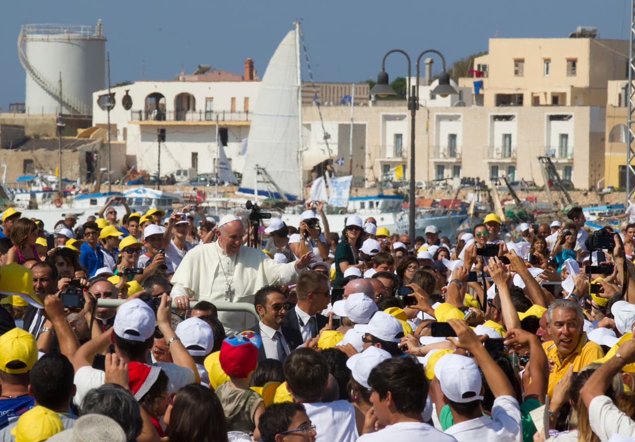 <b>8 de julio de 2013</b> - Francisco llegó a la isla italiana de Lampedusa en su primer viaje pastoral fuera de roma para denunciar la "globalización de la indiferencia" y saludar a migrantes que arriesgan sus vidas cruzando el Mediterráneo para llegara. Europa. La cuestión de los refugiados se convertiría en una de las principales preocupaciones de su papado. En 2016, regresó de Grecia con 12 sirios en su avión.