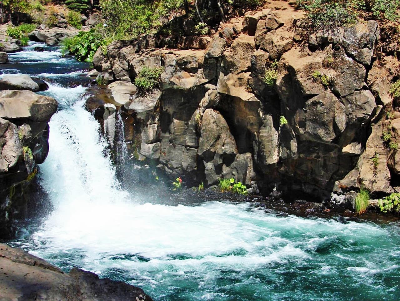 Ubicación: Upper Fall Rd, McCloud, CA 96057.
<br>Precio: Aplican distintas cuotas, para más información 
<a href="https://www.fs.usda.gov/visit/passes-permits" target="_blank">aquí</a>.
<br>