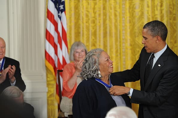 Toni Morrison igualmente 
<b>recibió la Medalla Presidencial a la Libertad de manos del exmandatario Barack Obama</b>. Este reconocimiento es considerado el más grande honor civil que entrega el presidente de EEUU.