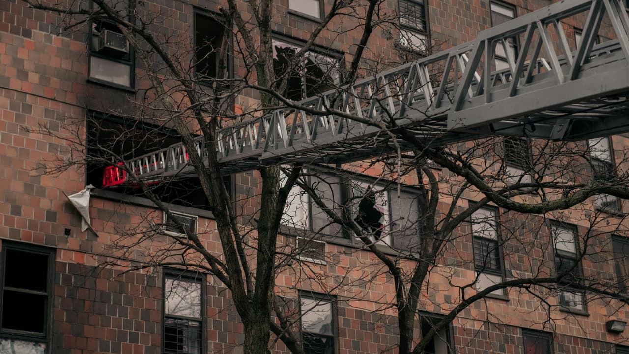 Entrada la noche, el comisionado del Departamento de Bomberos de la ciudad de Nueva York, Daniel Nigro, explicó en conferencia de prensa que 
<b><a href="https://www.univision.com/noticias/sucesos/incendio-bronx-en-nueva-york-fallecidos" target="_blank">un aparato eléctrico de calefacción portátil, un calefactor,</a></b> generó el fuego.