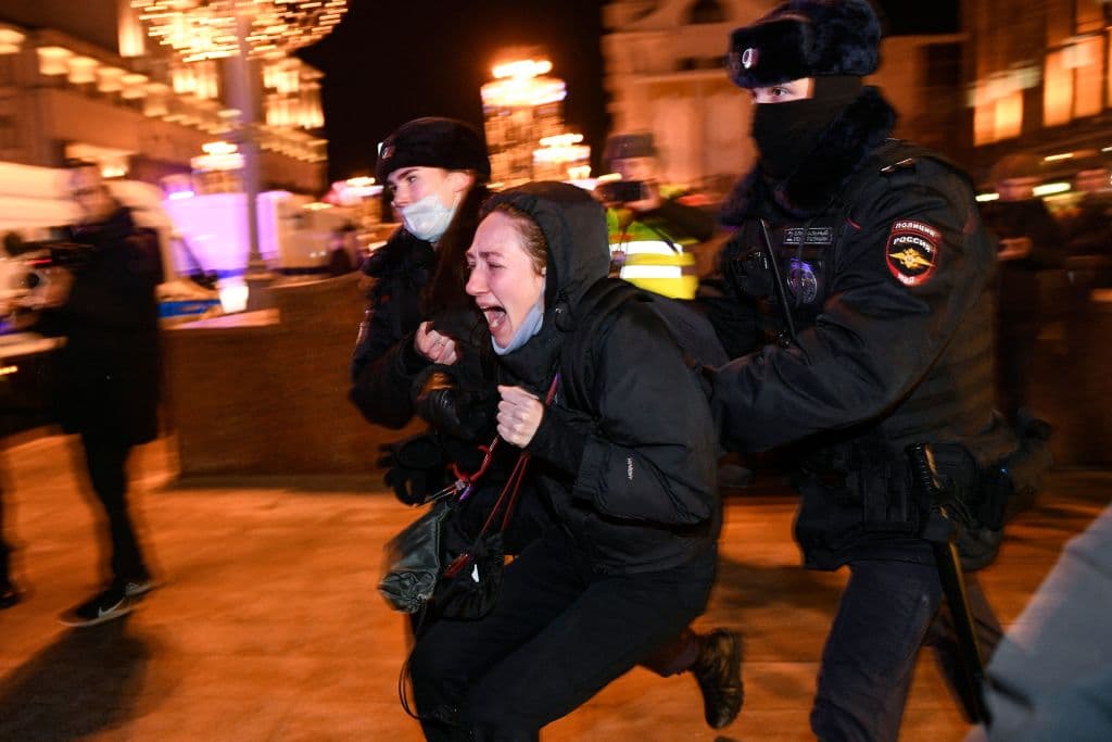 La cifra no tardó en aumentar. Por la noche del jueves (hora de Rusia), el número de opositores detenidos superaba los 1,000 en 51 ciudades del país.