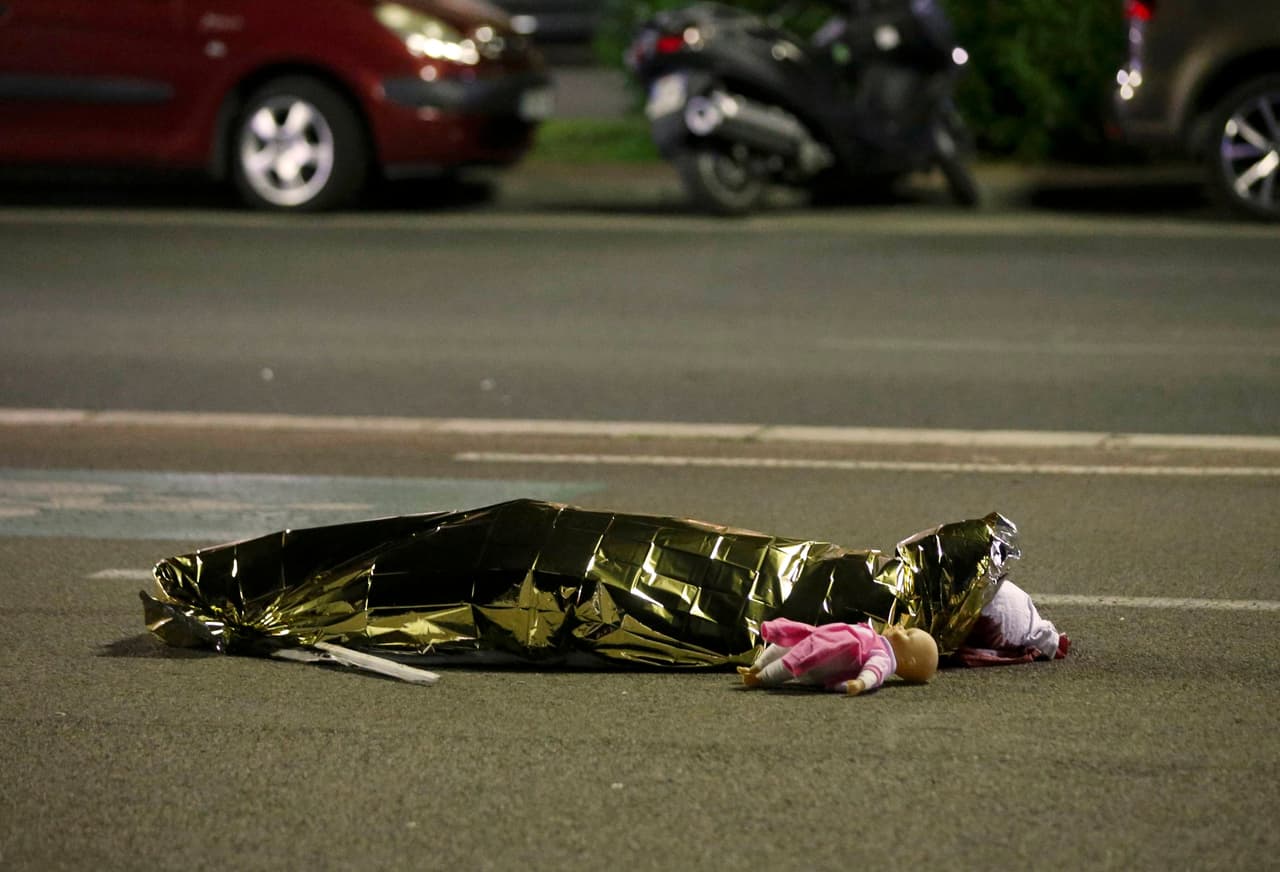 <b>Terror en Niza.</b> Al menos 84 personas murieron y 50 resultaron heridas de gravedad cuando un camión embistió a la multitud que participaba en las celebraciones del Día de la Bastilla, en Niza, al sur de Francia.14 de julio de 2016. 
<br>
<b> </b>