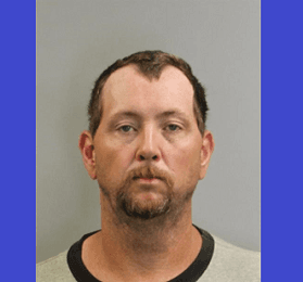 Adam Benjamin Simmons de 42 años, tiene una orden civil de arresto por incumplimiento de manutención a menores desde enero 7 del 2019. Simmons tiene un atraso en los pagos por
<br>Simmons mide 6’ 5” y pesa 195 lbs. Su última residencia está localizada en el 2756 Sweetbriar Road Sophia, NC 27350.
<br>Si usted tiene pistas sobre su paradero contacte a la oficina del Sheriff del Condado de Randolph al 336-318-6699 or 9-1-1