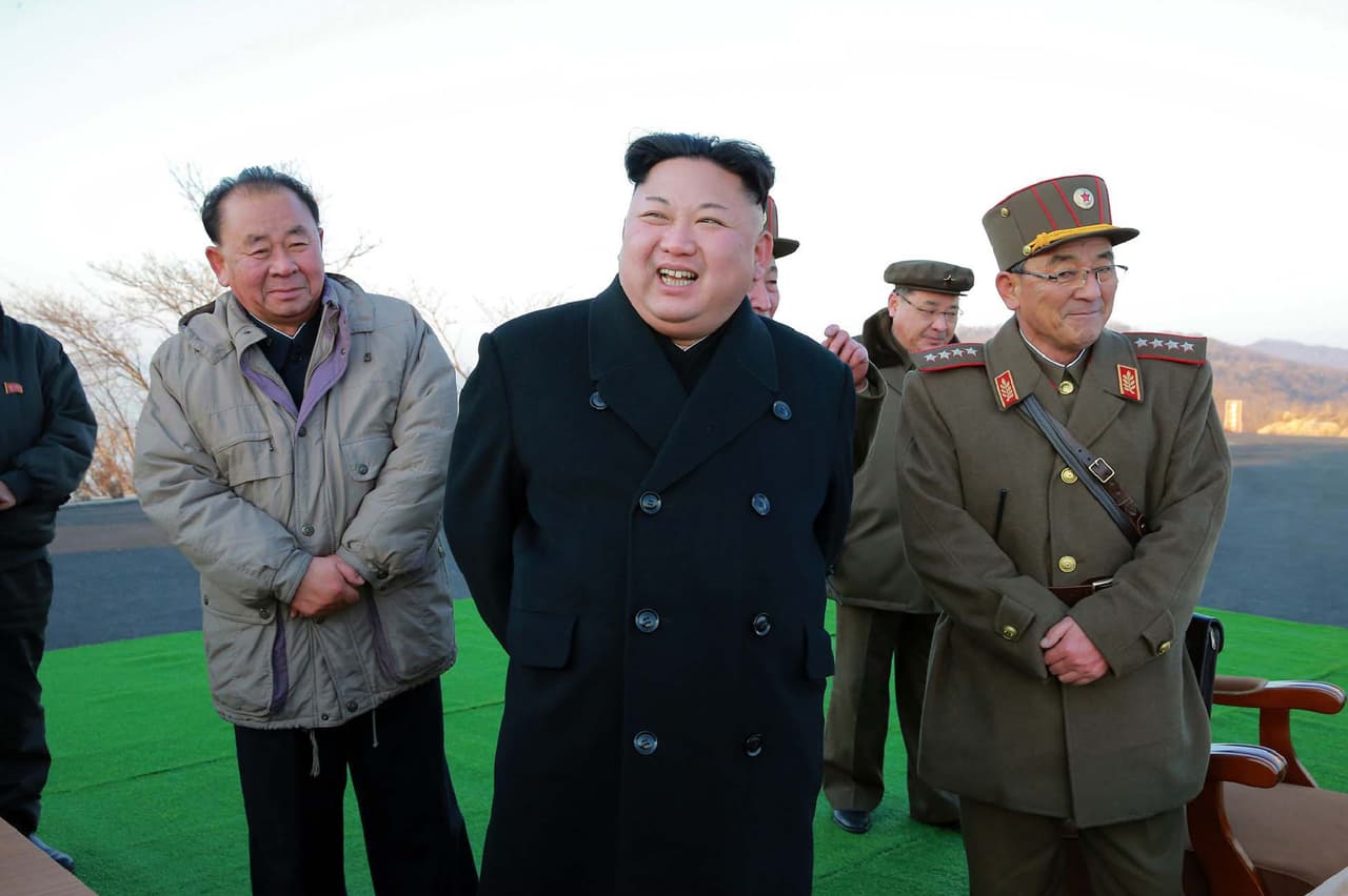 <b>¿Cuántas armas nucleares tiene Corea?</b>
<br>
<a href="http://nymag.com/daily/intelligencer/2017/03/an-atomic-weapons-expert-on-the-worst-case-nuclear-scenario.html"><b>Según expertos como Philip Coyle</b></a>, quien estuvo a cargo de las pruebas nucleares durante el gobierno de Bill Clinton, Corea del Norte ha hecho pruebas con sus armas nucleares 5 veces, aunque la comunidad científica estima que no posee más de una quincena de armas. Sin embargo, esto no es desestimable porque en sus pruebas han conseguido una liberación de energía de entre 10 y 30 kilotones, que podrían generar aún más daño que en Hiroshima. "Por lo pronto, Corea del Norte no tiene misiles que puedan alcanzar territorio estadounidense, pero a la gente le preocupa que con el tiempo ellos puedan desarrollar uno".