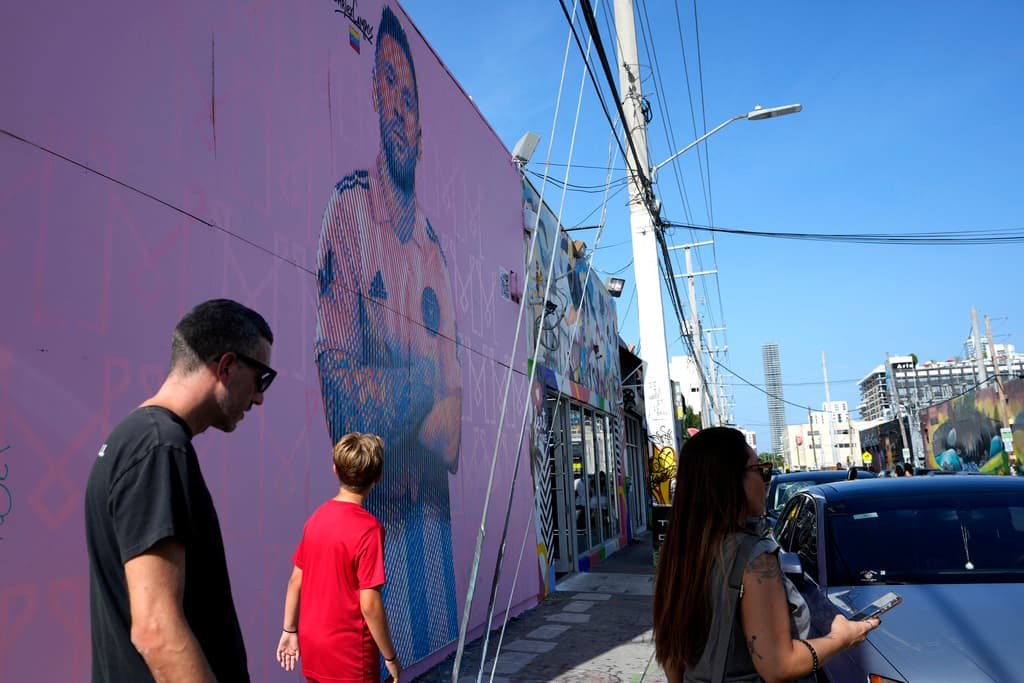 <b><h2 class="cms-H2-H2">El vecindario Wynwood </h2></b>
<br>Hacia el sur, en el vecindario de Wynwood, un área vecina al centro de Miami conocida por sus almacenes convertidos en galerías de arte y grafitis en las paredes, otros artistas han pintado murales de Messi.
<br>
<br>
<a href="https://goo.gl/maps/Vd7sDB3WDDwb1xpT6" target="_blank">Wynwood Walls, 2516 NW 2nd Ave, Miami.</a>