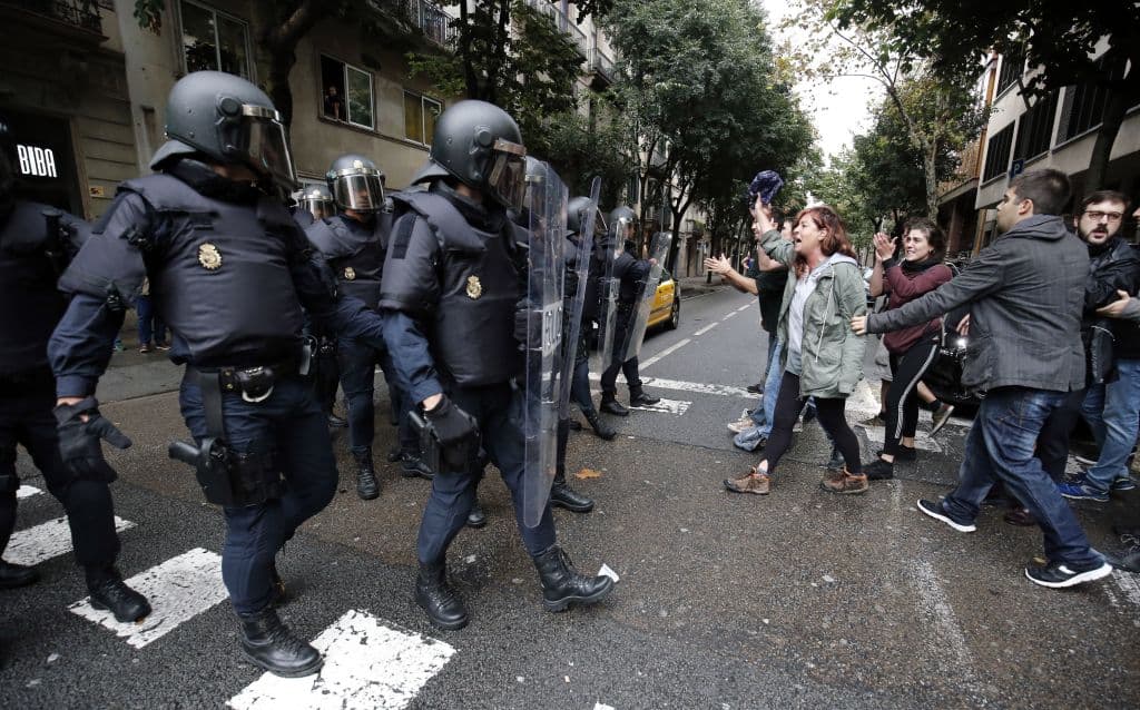 El presidente del Gobierno regional catalán, Carles Puigdemont, criticó lo que considera "uso injustificado, irracional e irresponsable de la violencia" por parte del Ejecutivo español y se mostró convencido de que no detendrá el deseo de votar pacíficamente.