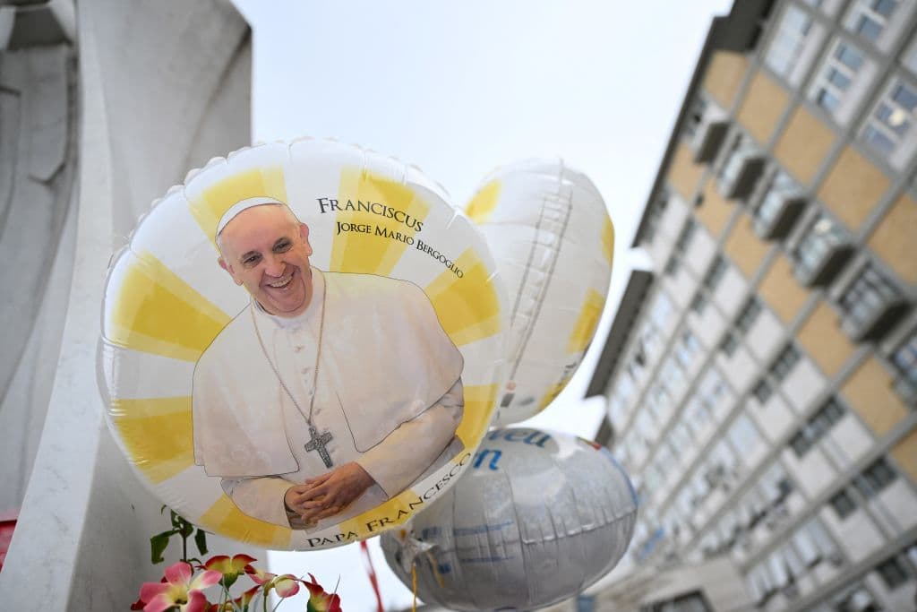 El papa Francisco pasó una buena noche, está despierto y de buen humor,  aunque sigue en estado crítico, según el Vaticano