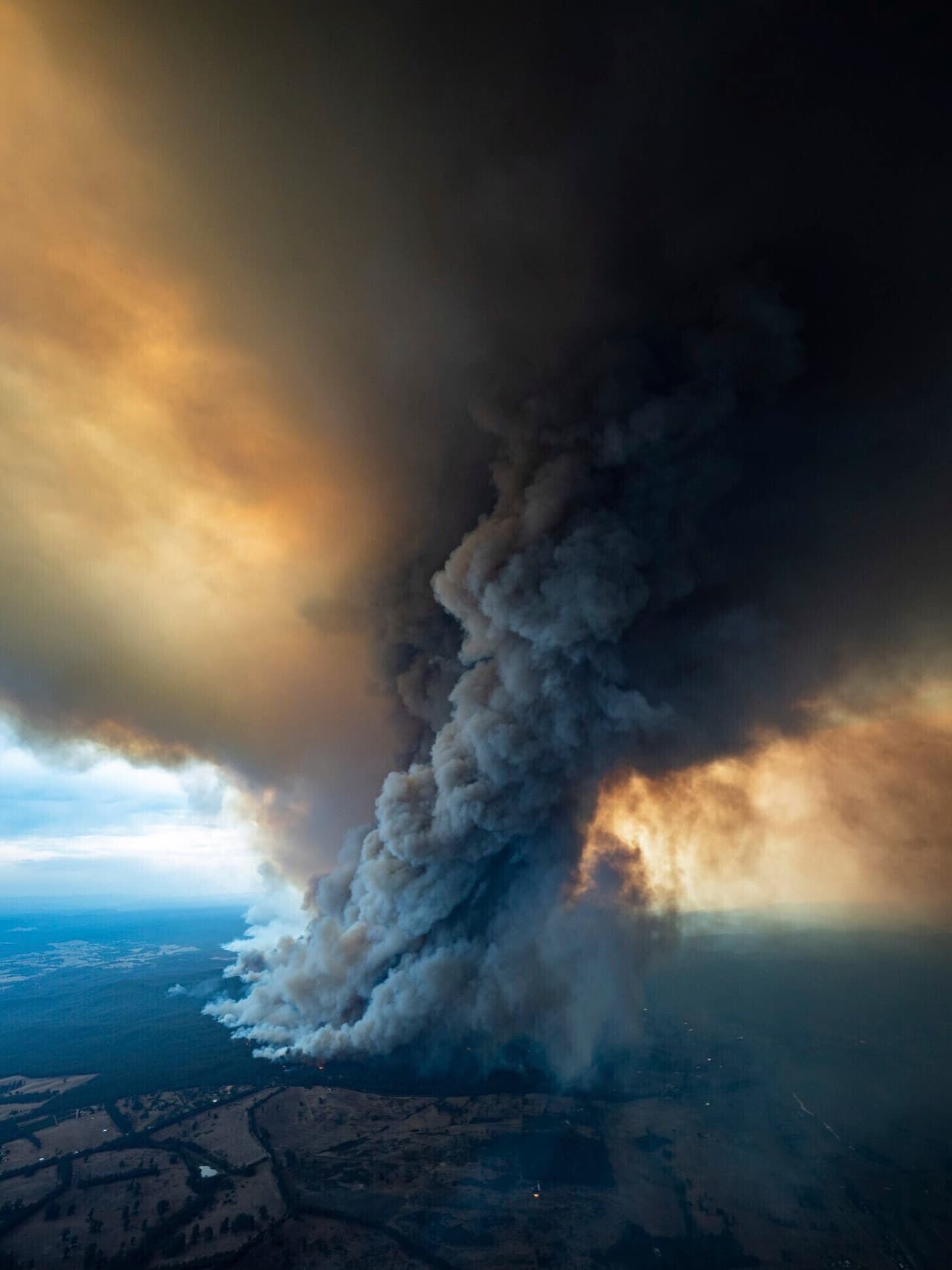 Los fuegos cerca de Gippsland, Victoria. Las autoridades han calificado esta temporada de incendios como la peor de la historia. Los fuegos han arrasado casi 20,000 millas cuadradas (unos 12,35 millones de acres).