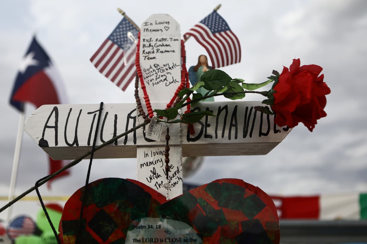 Banderas de EEUU en la cruz que honra a Arturo Benavides. Fue
<b> </b>veterano del ejército y conductor de autobús. Tenía 61 años y Estaba a punto de pagar su compra en el Walmart con su esposa, quien al ser empujada por la multitud en pánico sobrevivió al ataque.