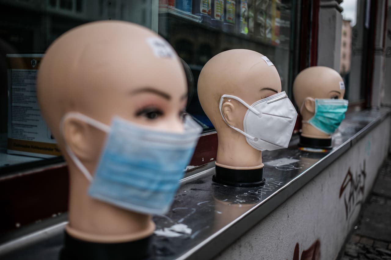 <b>Consigue una mascarilla de dos o tres capas:</b> Las mascarillas más efectivas cuentan con tres capas: dos capas de tela con un filtro intercalado. Estas se deberán ajustar alrededor del puente de la nariz y estar hechas de material flexible para reducir las brechas.