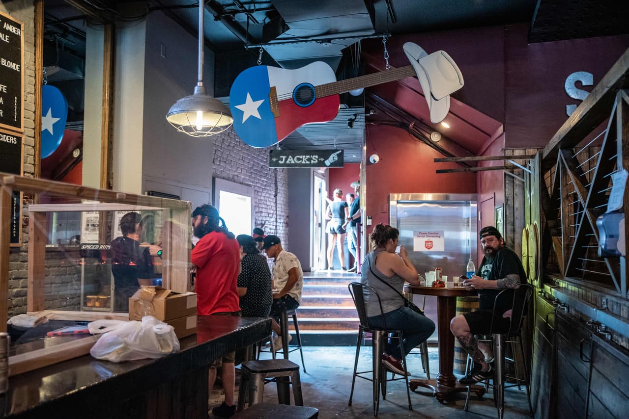 A medida que la pandemia de coronavirus se extendió por la capital texana, los establecimientos de música en vivo se vieron obligados a cerrar sus puertas, por lo que muchos músicos locales sintieron rápidamente el impacto económico.