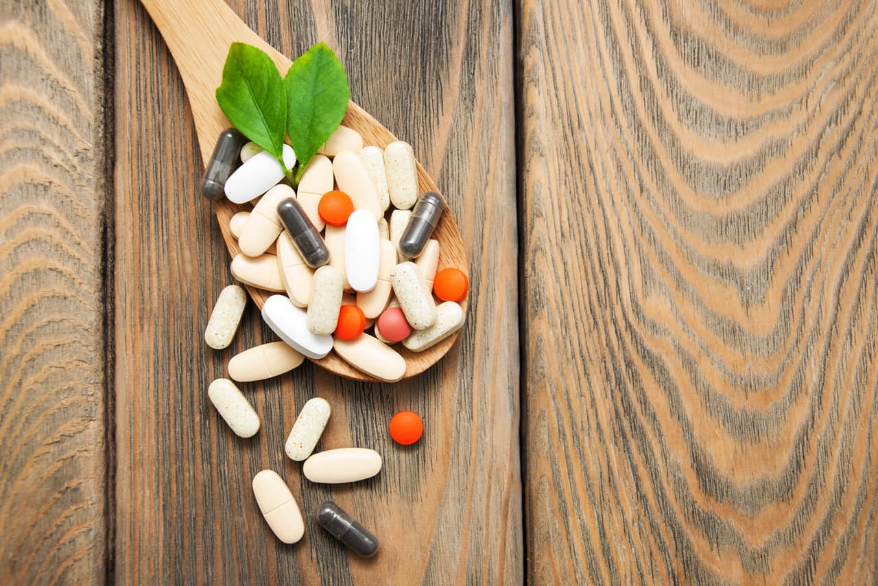 <b>Tomar vitaminas- </b>La prevención siempre será la mejor manera de evitar contagios y de enfermarse, por ello, antes de realizar cualquier viaje en avión, es importante que cuides de tu salud y mantengas disciplina al ingerir tus vitaminas. 
<br>
<br>Puedes conseguirlas a través de una buena alimentación o de suplementos que cuenten con la dosis recomendada diaria para un adulto o niño, en formato de multivitamínicos o en presentaciones como vitamina C, ayudarán a conservar tu salud.
<br>