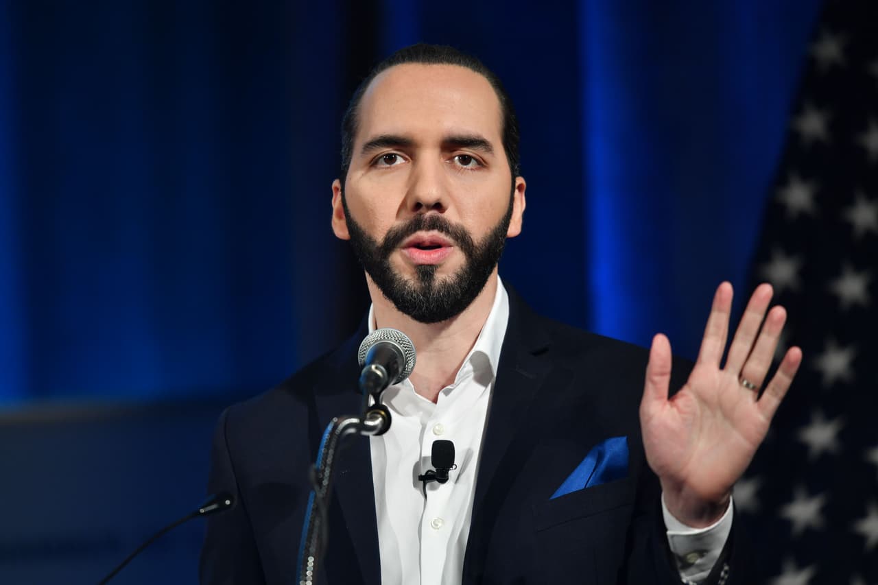 En una entrevista el presidente salvadoreño Nayib Bukele manifestó su 
<a href="https://diario.elmundo.sv/nayib-bukele-no-pudiera-estar-a-favor-del-aborto/" target="_blank">desacuerdo con la criminalización de mujeres que sufren un aborto espontáneo</a>. “Se criminaliza a la gente por su nivel social, eso es algo que podemos combatir. Yo que no legislo y no soy juez, es una opinión personal, no estoy a favor del aborto y algún día nos vamos a dar cuenta que es un gran genocidio”, dijo Bukele en una entrevista con el rapero puertorriqueño René Pérez 'Residente'.
<br>