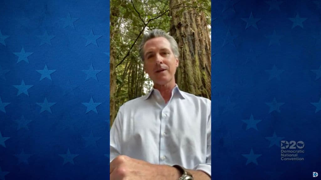El gobernador de California Gavin Newsom destacó el cambio climático al respaldar a Joe Biden. "El cambio climático es real. Si usted niega el cambio climático, venga a California", dijo en referencia a los terribles incendios forestales que están asolando al estado y que muchos achacan a los cambios en patrones estacionales.