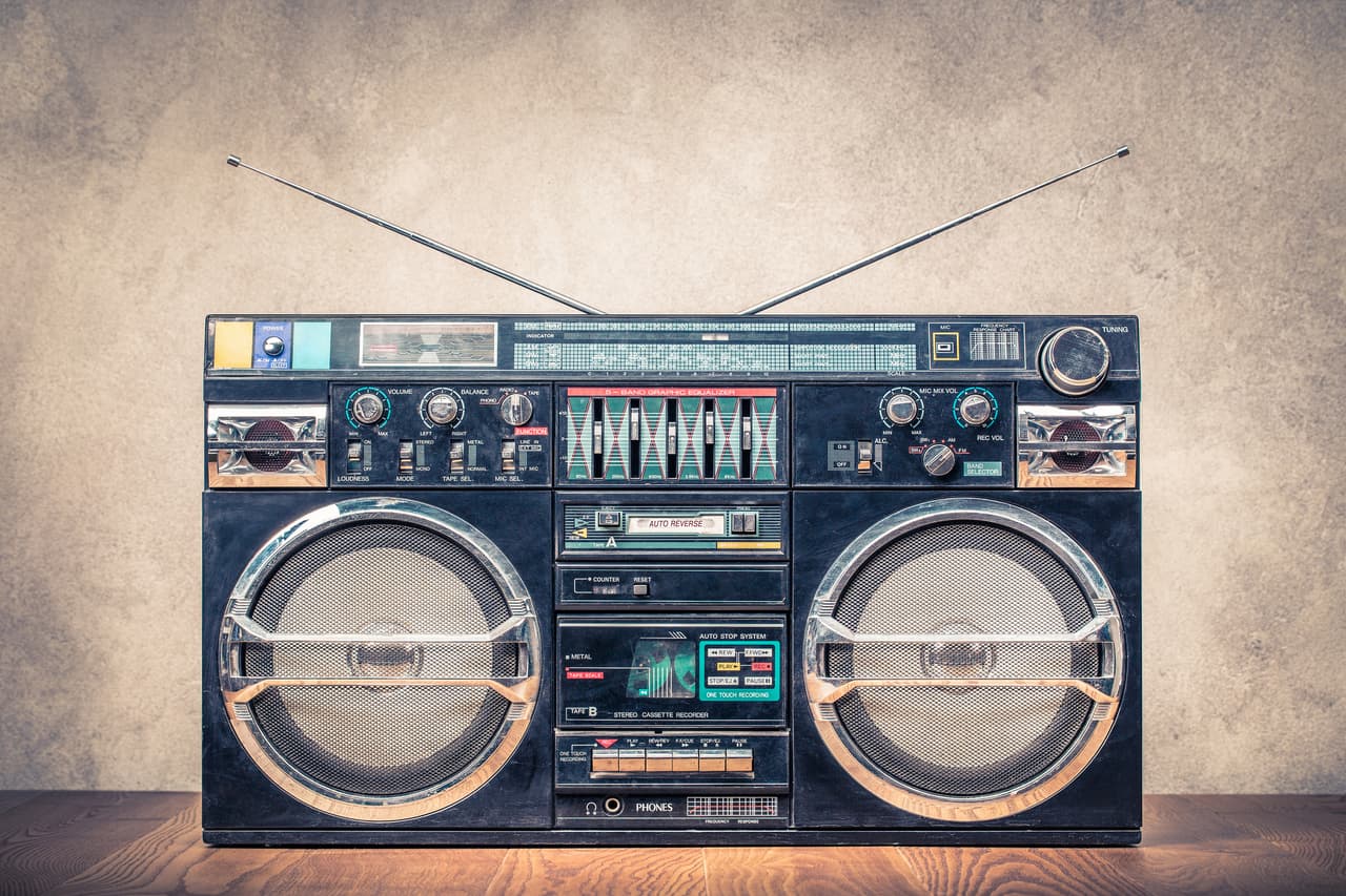 <b>Boombox o ‘minicomponente’.</b> 
<br>
<br>Este dispositivo incorporaba los distintos reproductores de música de cada época: casettes, radio, discos, mp3, discos compactos, etcétera. A pesar de que eran grandes, pesados y requerían muchas baterías, a finales del siglo XX eran muy populares. Todavía se pueden comprar aparatos ‘todo en uno’, pero hoy en día son mucho más pequeños y económicos.
<br>