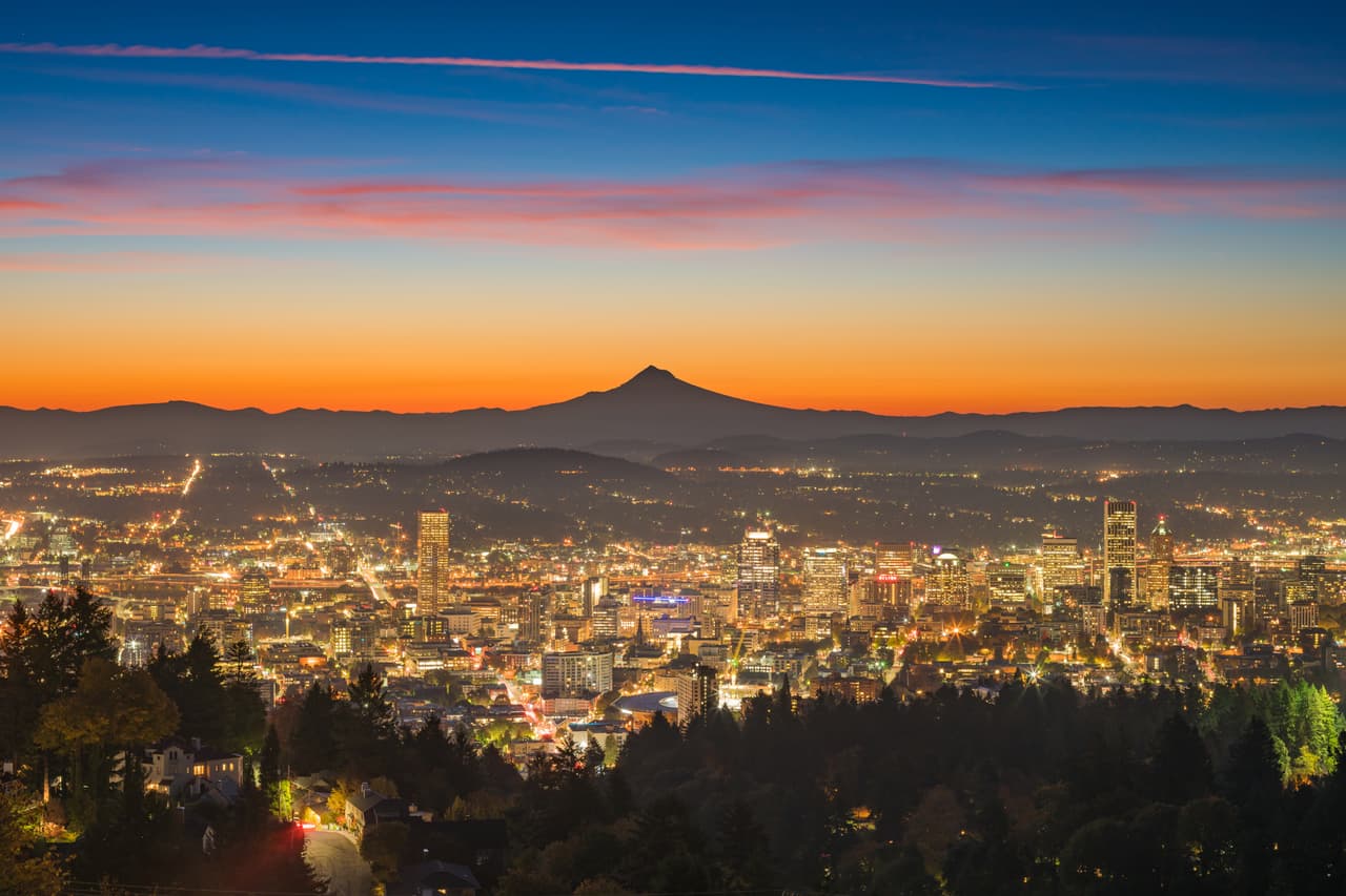 <b>Oregon: Portland. – Obtuvo 39.54 de 100 puntos dentro de las mejores ciudades de clase media para vivir.</b> Es una ciudad multicultural, conocida por sus eventos culturales. Cuenta con gran variedad de museos y lugares de entretenimiento. 
<br>