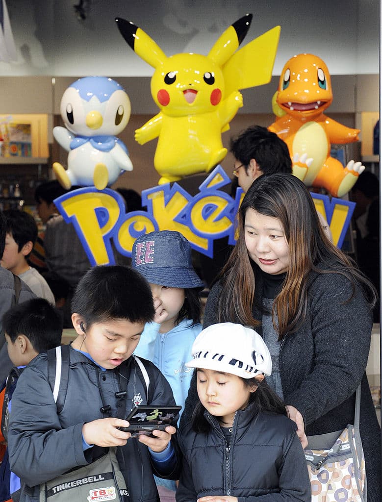 Pokemon era un videojuego portátil y que promovía la comunicación entre jugadores, dos aspectos que hoy parecen una obviedad, pero que en 1996 (
<a href="https://www.computerworld.com/article/2604020/the-evolution-of-apples-iphone.html" target="_blank">10 años antes del lanzamiento del primer iPhone</a>) era una audacia. Nintendo lanzó 
<b>no una sino dos versiones simultáneas</b>, lo que propiciaba que los jugadores tuvieran que interactuar para conseguir todos los pequeños monstruos. La fotografia muestra a un niño japonés jugando una de las versiones de la saga en un Nintendo 3DS.