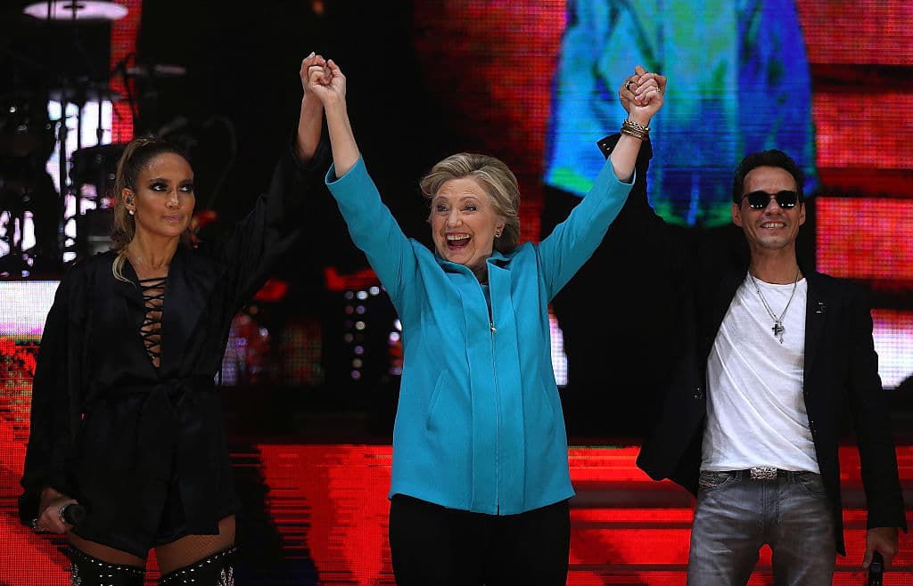 La campaña electoral de la demócrata Hillary Clinton logró reunir nuevamente a la emblemática pareja para convocar a los latinos a votar en las pasadas elecciones presidenciales. Juntos participaron en el concierto Get Out The Vote el 29 de octubre pasado en Miami, Florida. (Foto: Justin Sullivan/Getty Images).
<br>