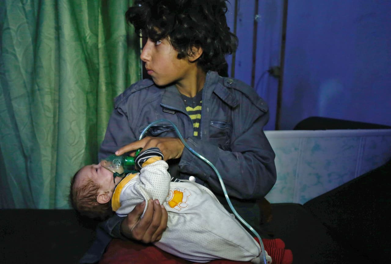 El sábado 7 de abril, un nuevo 
<b><a href="https://www.univision.com/noticias/ataques/decenas-de-personas-mueren-en-un-posible-ataque-con-armas-quimicas-en-siria-confirman-rescatistas">ataque con presuntas armas químicas</a></b> se registró en el distrito sirio de Duma que dejó, 
<b><a href="https://www.nytimes.com/2018/04/08/world/middleeast/syria-chemical-attack-ghouta.html">según personas de los equipos de rescate, más de una cuarentena de muertos</a></b>. Las imágenes de los ataques han despertado una ola de indignación internacional y serias amenazas por parte de Washington sobre una posible acción militar. Mientras tanto, Damasco y Moscú han señalado que los ataques no son más que "invenciones".