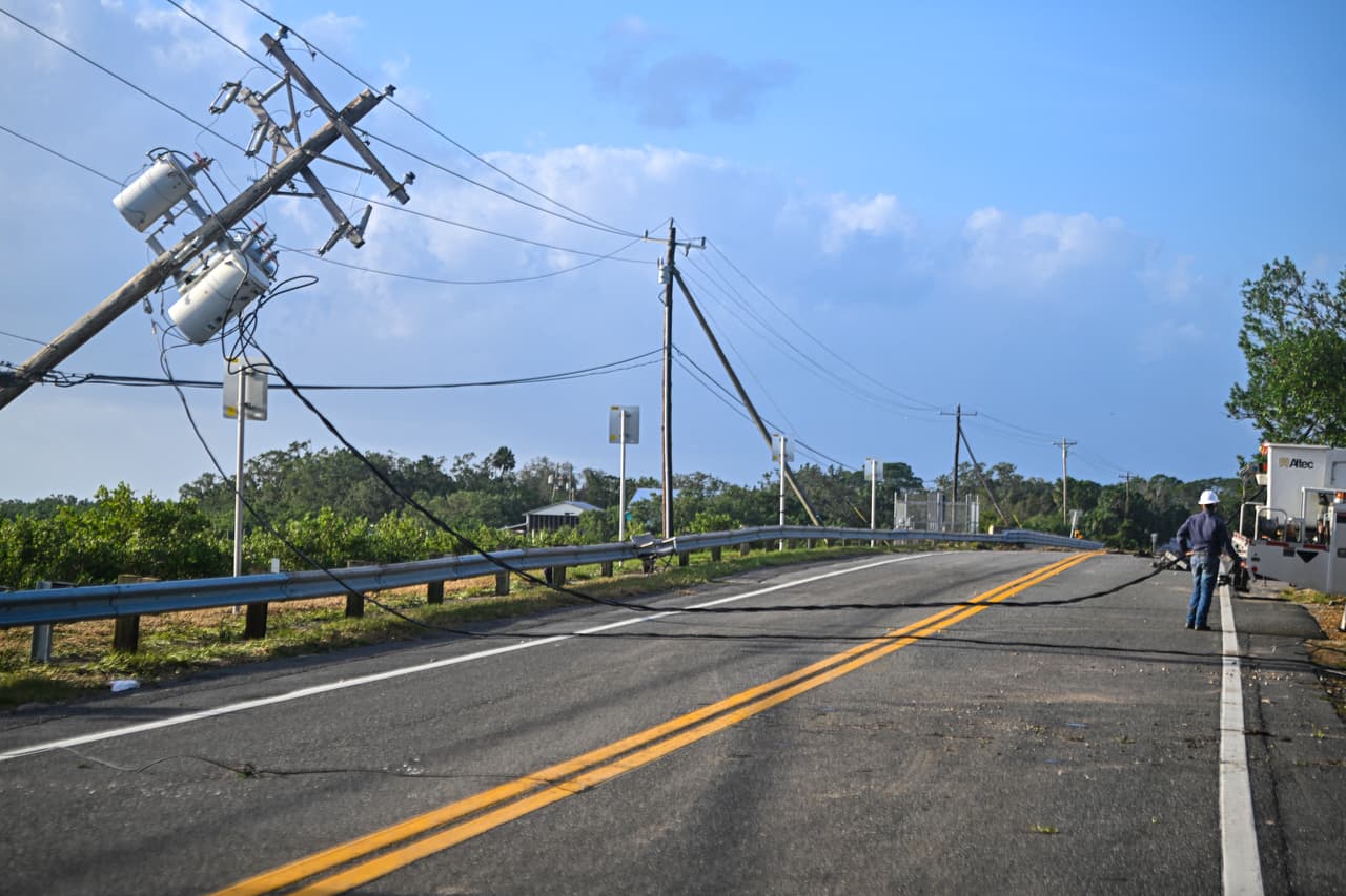 Los daños en el sistema eléctrico han dejado a millones de residentes sin electricidad, y las autoridades trabajan para reintegrarla lo más pronto posible.