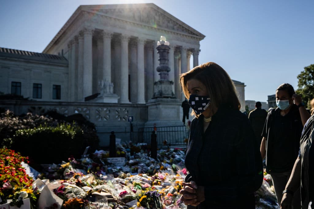 La líder de la mayoría demócrata en la Cámara de Representantes, 
<b><a href="https://www.univision.com/temas/nancy-pelosi">Nancy Pelosi</a></b>, también visitó el altar creado por los visitantes frente a la Corte Suprema.
