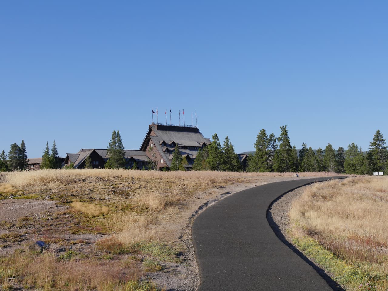 <b>Puesto 15: Montana. </b>Fuerza laboral en industrias de alto riesgo: 19.4% del total. Solicitudes de desempleo: 15.6% (82,140). Cantidad de casos de covid-19 por cada 10,000 habitantes: 4.2. Cantidad de fallecidos por la enfermedad por cada 10,000 habitantes: 0.1.Tasa de desempleo proyectada para julio: 16.3%. 
<a href="https://www.univision.com/noticias/estados-unidos/cierres-y-despidos-estas-son-las-industrias-mas-impactadas-por-el-coronavirus-fotos-fotos"><u>Vea aquí cuales son las industrias más impactadas por la pandemia</u></a>