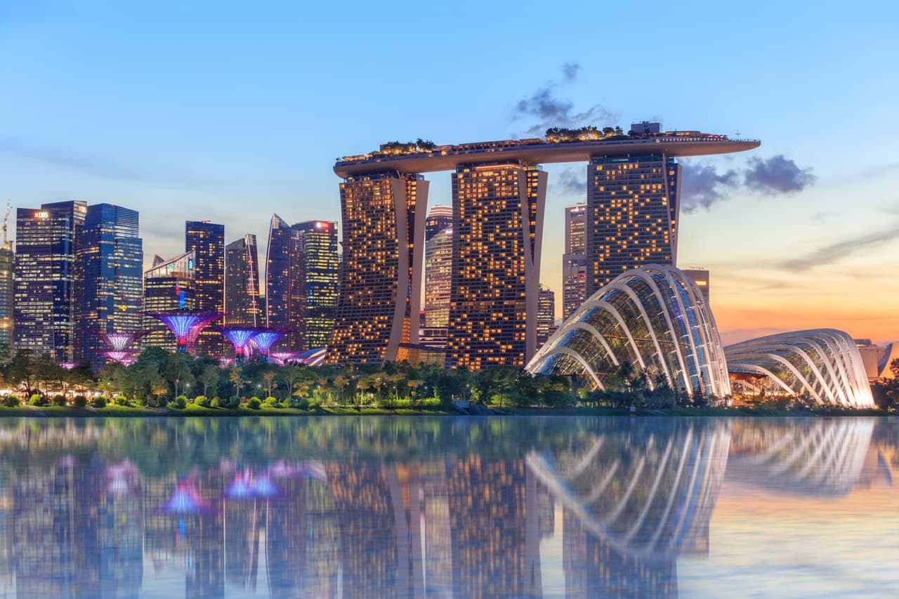 <h3 class="cms-H3-H3">10. Singapur</h3>
<br>
<br>➡️ 
<b>Porcentaje de población nacida en otro país:</b> 43.14%
<br>
<br>➡️
<b> Total de población inmigrante:</b> 2,523,648
<br>
<br>➡️
<b> Población:</b> 5,860,343
<br>