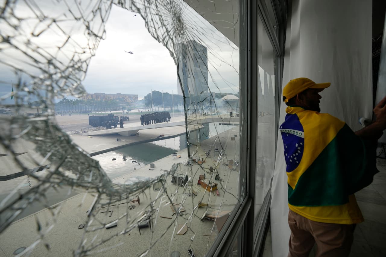 Simpatizantes del expresidente brasileño, Jair Bolsonaro, 
<a href="https://www.univision.com/noticias/america-latina/bolsonaro-congreso-brasil-simpatizantes-lula" target="_blank">asaltaron el Palacio de Planalto, sede del Ejecutivo brasileño</a>, este domingo 8 de enero. Bolsonaro se encuentra en Florida, a donde viajó al dejar el cargo y negarse a asistir a la ceremonia en la que el mandatario actual de Brasil, Luiz Inácio Lula da Silva, asumió el cargo.