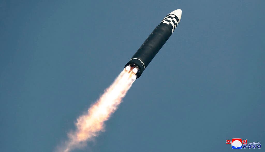 El Hwasong-17, que fue lanzado en un ángulo cercano a los 90 grados para trazar una parábola muy pronunciada, cayó en zona económica exclusiva japonesas a solo 93.2 millas (150 kilómetros) al oeste de la isla de Hokkaido, lo que lo convierte en 
<b>el proyectil norcoreano que más cerca ha caído de las costas niponas</b>. Tokio denunció el lanzamiento y criticó que Pyonyang no notificara previamente a las autoridades de tráfico marítimo y aéreo.