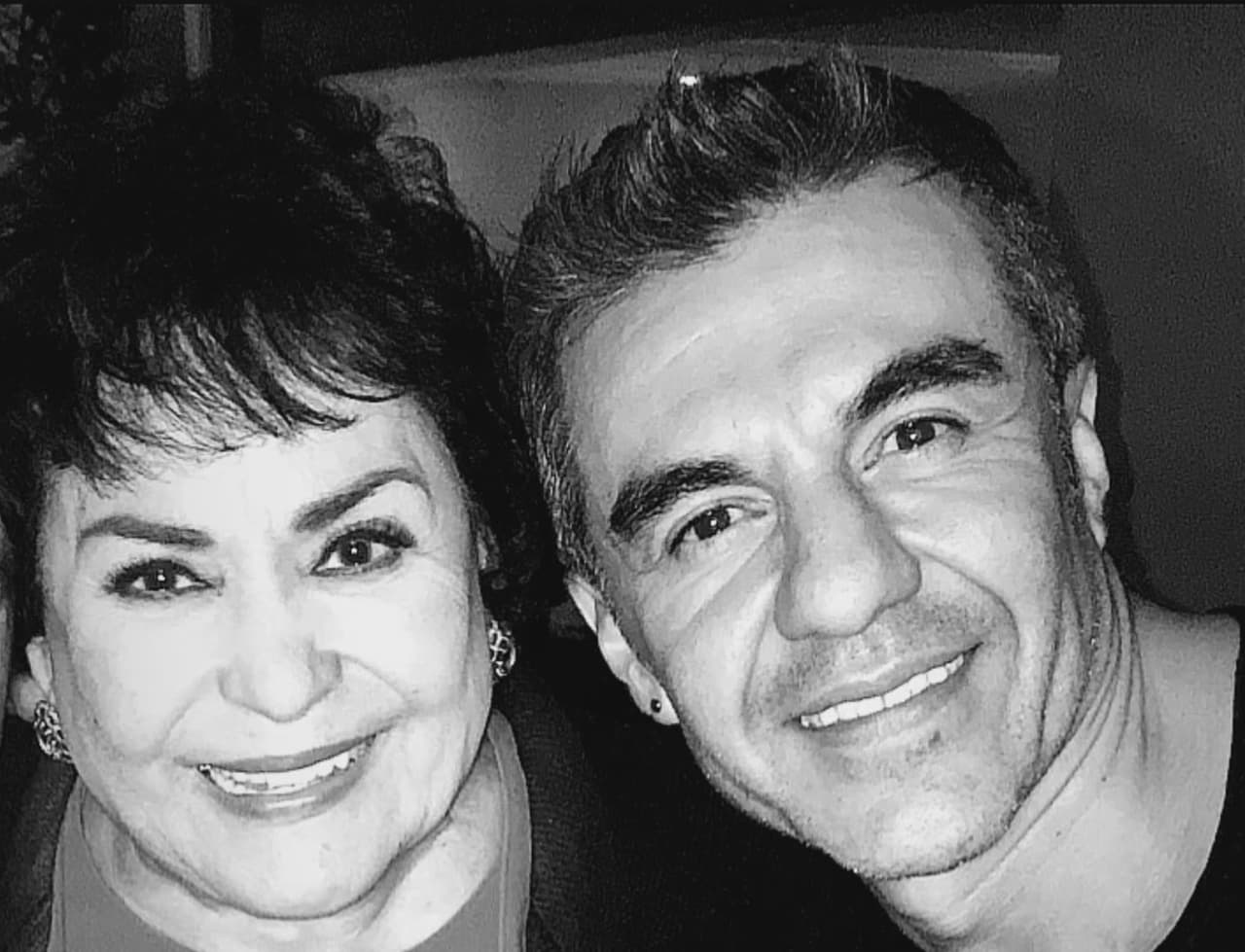 “
<b>Profundamente triste por tu partida querida Carmelita pero muy afortunado de haber coincidido contigo en esta vida y haber trabajado a tu lado. Te vamos a extrañar “Doña Cuca</b>”, escribió al pie de estas imágenes. 
<br>