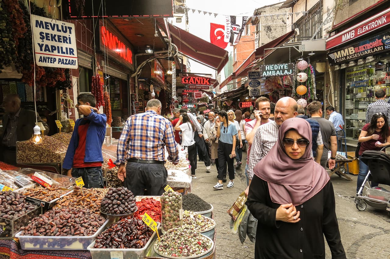 <b>Puesto 12. Turquía</b>
<br>
<br>
<b>Tasa de inflación: 19.9% (a octubre de 2021)</b>
<br>
<br>La nueva variante del coronavirus, llamada ómicron, está llevando a los países a endurecer sus fronteras e imponer otras restricciones, lo que amenaza la recuperación económica global. 
<i><a href="https://www.univision.com/noticias/salud/nueva-variante-omicron-covid-19-oms-riesgo-elevado-restricciones"><u>Mira aquí nuestra cobertura de las noticias más recientes sobre la variante ómicron.</u></a></i>