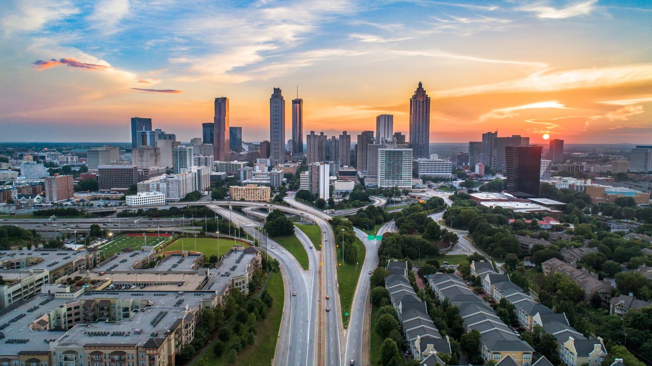 <h3 class="cms-H3-H3">5. Atlanta, Georgia</h3>
<br>
<br>🏠 
<b>Porcentaje por encima de su valor esperado: </b>58.0%
<br>
<br>🏠 
<b>Valor promedio de una casa:</b> $367,946
<br>
<br>🏠 
<b>Valor esperado de una casa:</b> $232,867
<br>