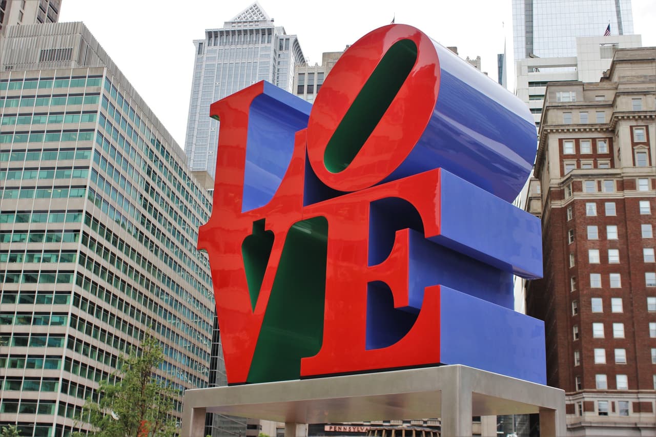 Los tortolitos vienen de todas partes para tomar una foto romántica en LOVE Park. 
<br>
<br>El parque está convenientemente ubicado cerca del Ayuntamiento, y ofrece vistas del tesoro arquitectónico y todas las actividades que tienen lugar a su sombra.
<br>
<br>LOVE Park recibe su apodo de la icónica estatua de LOVE de Robert Indiana, que ha residido en el espacio casi continuamente desde 1976.