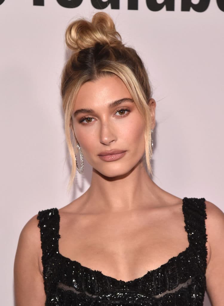 Ha habido rumores de que se sometió a una cirugía plástica. Hailey, sin embargo, lo ha negado.