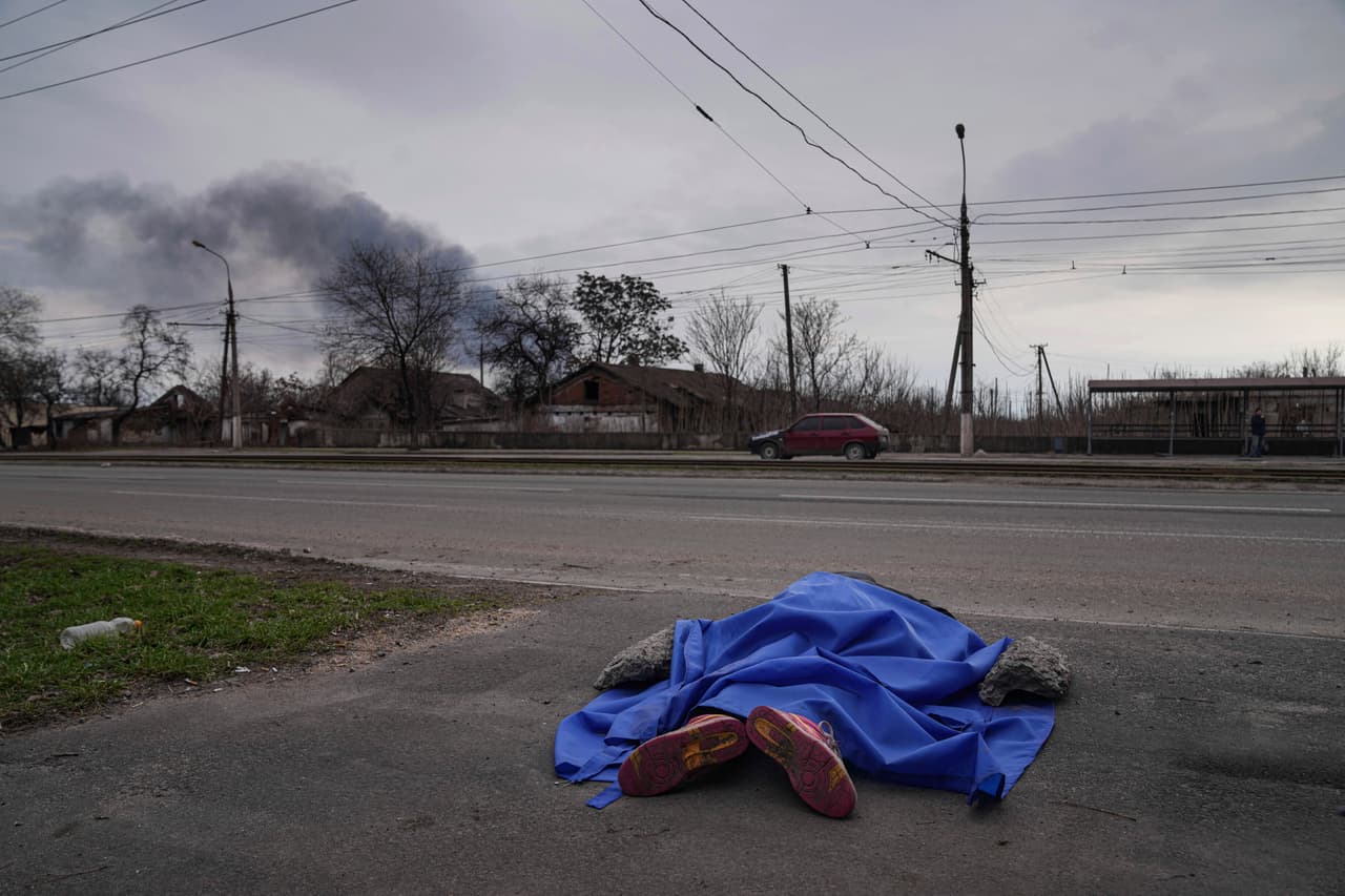 Las autoridades de la ciudad portuaria de Mariupol, en Ucrania, han pedido a sus habitantes dejar los cadáveres de los fallecidos en la calle en lugar de arriesgarse a hacer un traslado, esto por el riesgo que representan los frecuentes bombardeos. 
<br>
<br>👉 
<b><a href="https://www.univision.com/noticias/mundo/ultimas-noticias-guerra-rusia-ucrania-imagenes-en-vivo-mariupol" target="_blank">Así te estamos contando el desarrollo de la guerra entre Rusia y Ucrania.</a> </b>