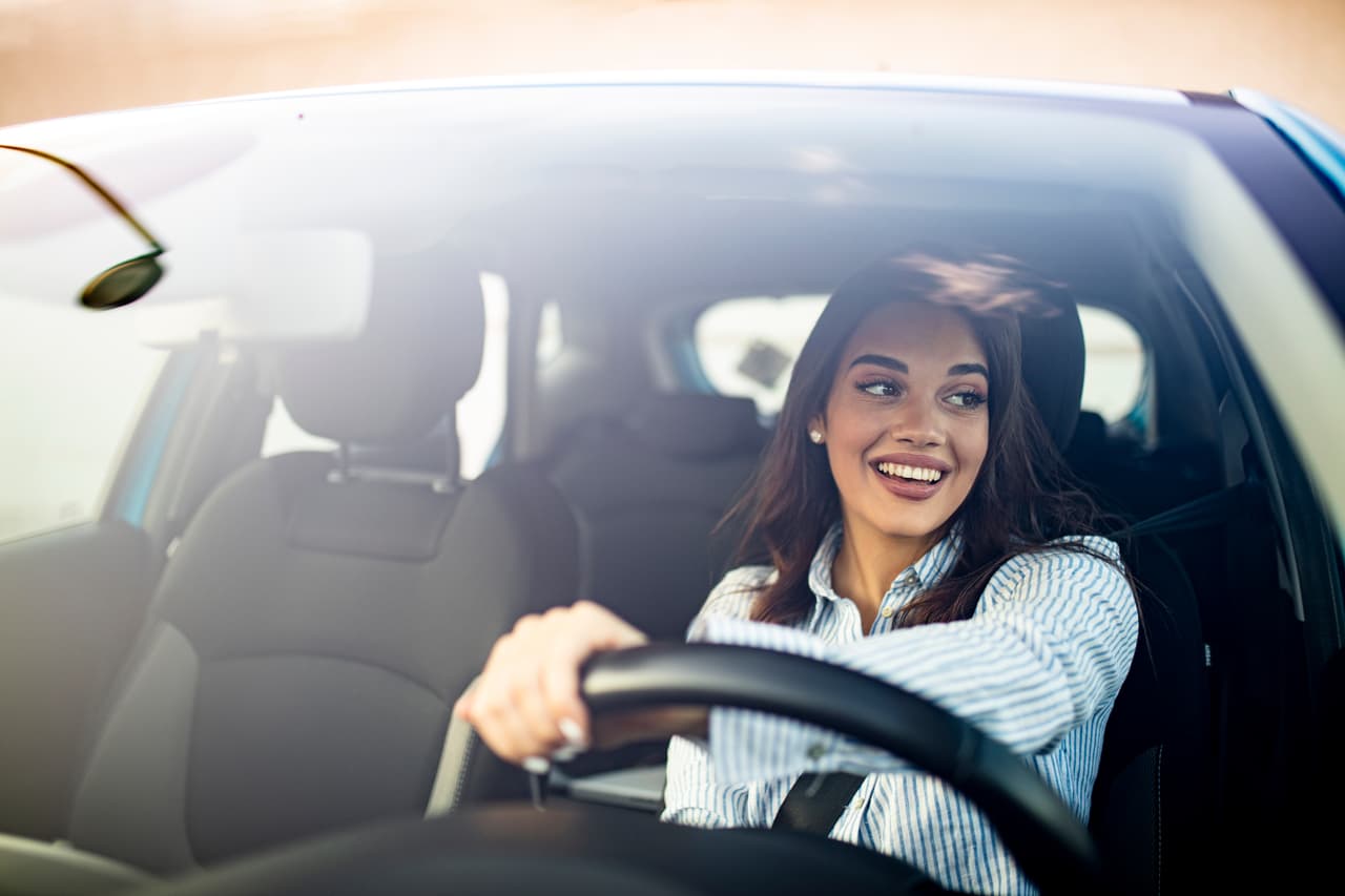 <b>Combina varios viajes en uno solo. </b>Si tienes que hacer diligencias breves, como ir al supermercado, al banco o algún otro lugar, coordinate de tal manera que puedas hacerlo en un solo viaje. Los motores cuando permanecen calientes funcionan de forma más eficiente que los fríos. Y además de ahorrar combustible, también te permites ahorrar tiempo.