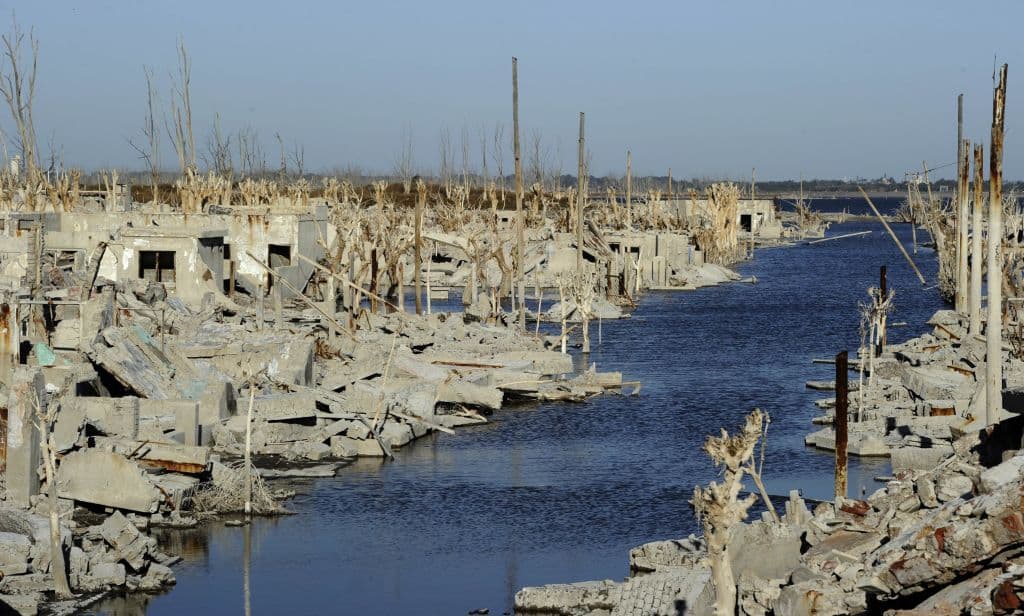 <b>Epecuén, Argentina. </b>Villa Epecuén era una ciudad turística en la provincia de Buenos Aires, a 370 millas (unos 600 km) de la Ciudad de Buenos Aires, un balneario familiar situado en la Laguna Epecuén. En noviembre de 1985, 
<b>fallas en una presa y dique que protegían la villa hicieron que el agua subiera varios metros inundando al pueblo para siempre</b>. Todo debió ser evacuado y 
<b>las ruinas del pueblo, debido a la salinidad del agua, se fueron tiñendo de blanco. </b>Hoy tiene un único residente, 
<a href="https://www.lanueva.com/nota/2020-1-26-6-30-35-un-merecido-homenaje-al-ultimo-guardian-de-villa-epecuen" target="_blank">Pablo Novak, quien regresó a su casa más de dos décadas después</a>, cuando las aguas retrocedieron un poco. 
<br>
<br>