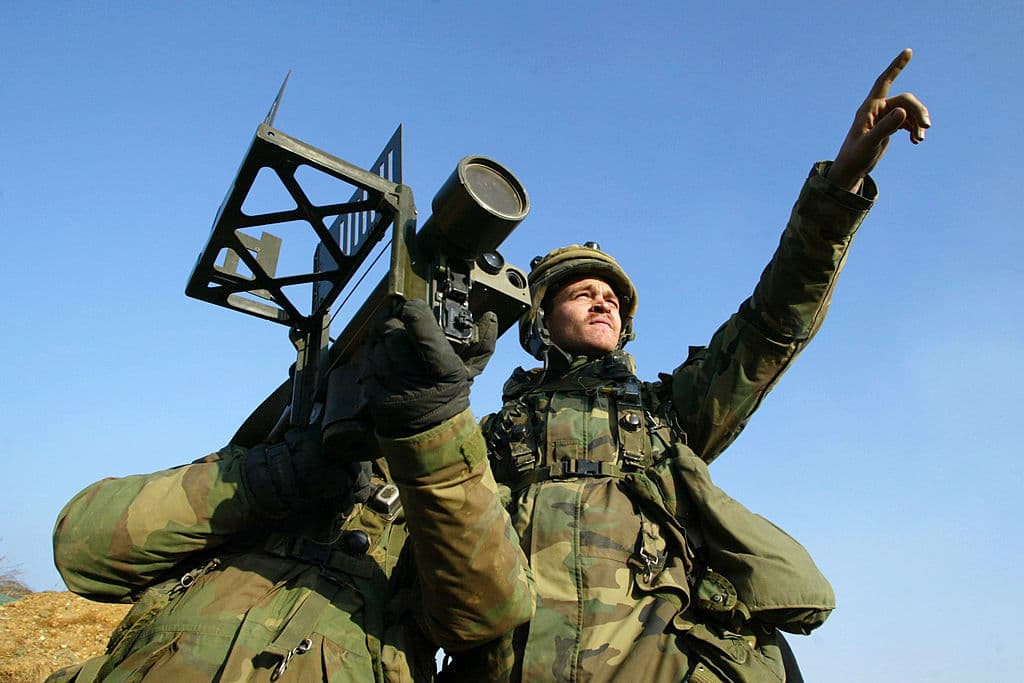 Estados Unidos, Alemania y Holanda también suministran a Ucrania misiles misiles antiaéreos Stinger. En la foto: soldados estadounidenses apuntan un lanzamisiles Stinger durante un ejercicio militar el 27 de febrero de 2004 en Yeonchun, Corea del Sur.