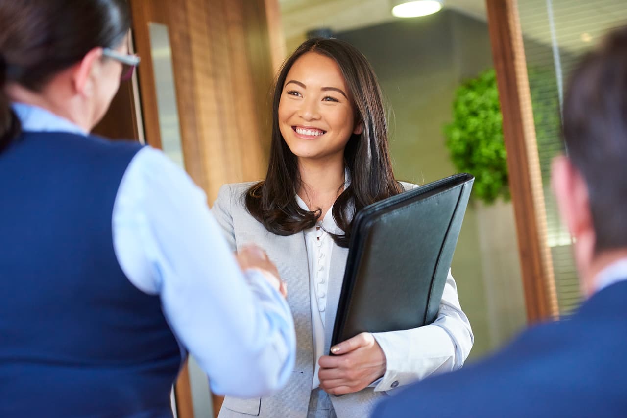 <b>Corredor de bienes raíces</b>
<br>Salario medio anual: $134.770
<br>En Nueva York y Nueva Jersey, este trabajo tiene el salario más alto entre todas las áreas metropolitanas del país, donde el salario promedio anual es $81,630. El trabajo incluye supervisar la venta o alquiler de bienes inmuebles y su documentación.