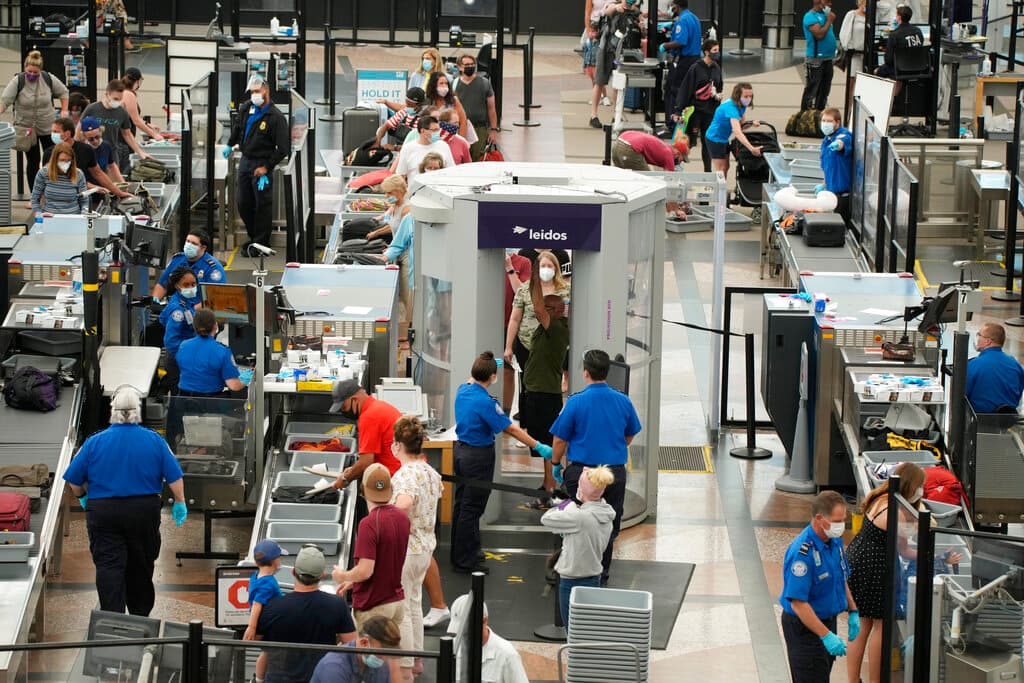 <b>Requisitos:</b>
<br>Los viajeros extranjeros que estén vacunados con la pauta completa y quieran volar a Estados Unidos tendrán que haberse sometido a un 
<a href="https://www.univision.com/temas/pruebas-de-covid-19">test de covid-19</a> en los tres días anteriores al viaje, y mostrar el resultado al embarcar, junto a su prueba de vacunación.
