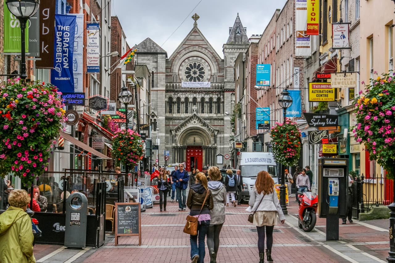 <b>Irlanda</b>
<br>
<br>Salario mínimo por hora: 11.51 dólares.
<br>
<br>En este país hay un sistema similar al de Reino Unido, hay un salario mínimo general y diferentes salarios mínimos para los menores de 20 años. Para los trabajadores de 19 años es de 9.18 euros (unos 10.75 dólares), para los trabajadores de 18 años es de 8.16 euros (unos 9.56 euros), y para los menores de 18 es de 7.14 euros (unos 8.36 euros).
<br>