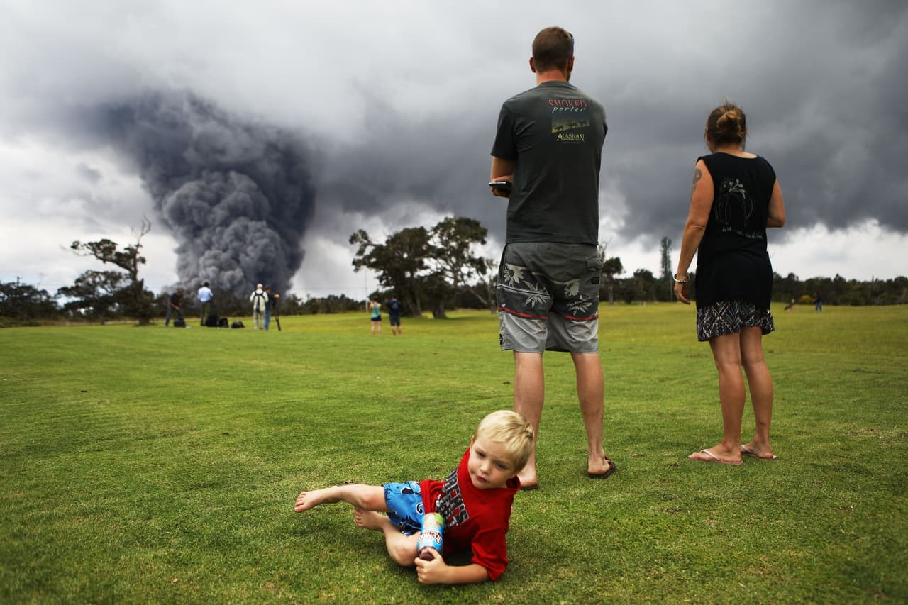Familias completas se han reunido para ver la enorme expulsión de cenizas. David Damb, científico de la USGS aseguró a la agencia Reuters que este material volcánico, aunque no es venenoso, puede irritar la nariz, los ojos y las vías respiratorias. También pone las carreteras resbaladizas y cuando hay grandes emisiones pueden afectar las líneas eléctricas.