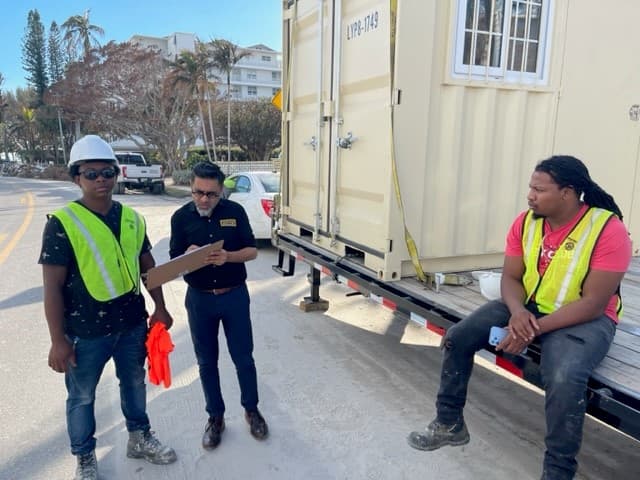 Saket Soni, el fundador de Resilience Force entrevistando a trabajadores en Naples, Florida. 5 de Octubre, 2022. 
<br>