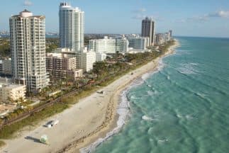 Miami, una de las ciudades más icónicas de Florida, es un centro cultural, turístico y económico. A pesar de sus esfuerzos por combatir los efectos del cambio climático, sigue siendo vulnerable a inundaciones costeras debido a su baja altitud y su proximidad al océano Atlántico. Las áreas verdes y los distritos costeros enfrentan riesgos de intrusión de agua salada.
<br>
