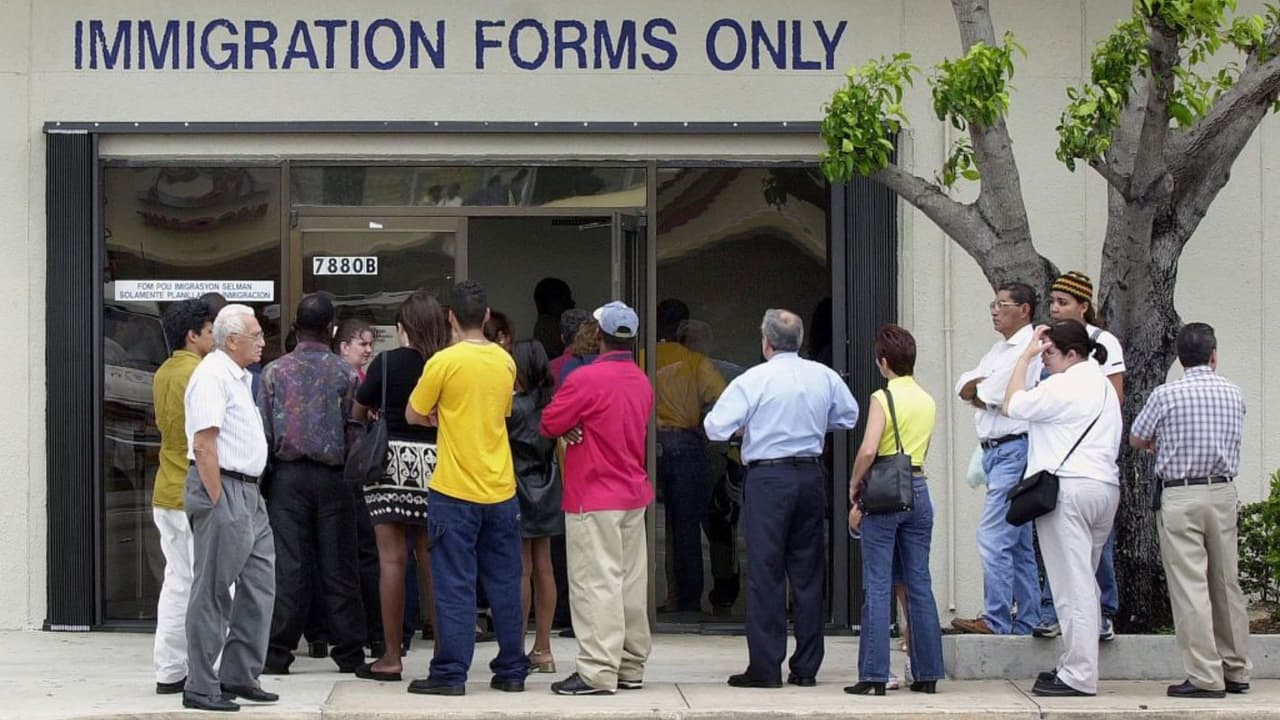 Propuesta migratoria plantea estatus legal sin derecho a ciudadanía y pagando $7,000