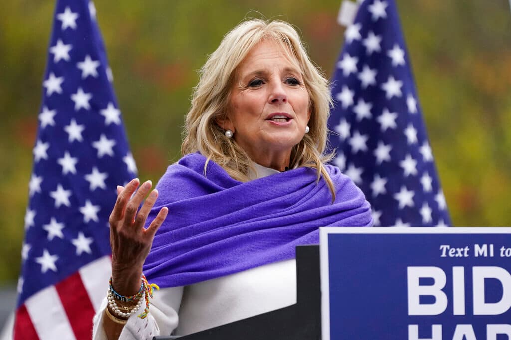 Jill Biden habla ante simpatizantes de su esposo Joe Biden el jueves 29 de octubre de 2020 en Westland, Michigan.