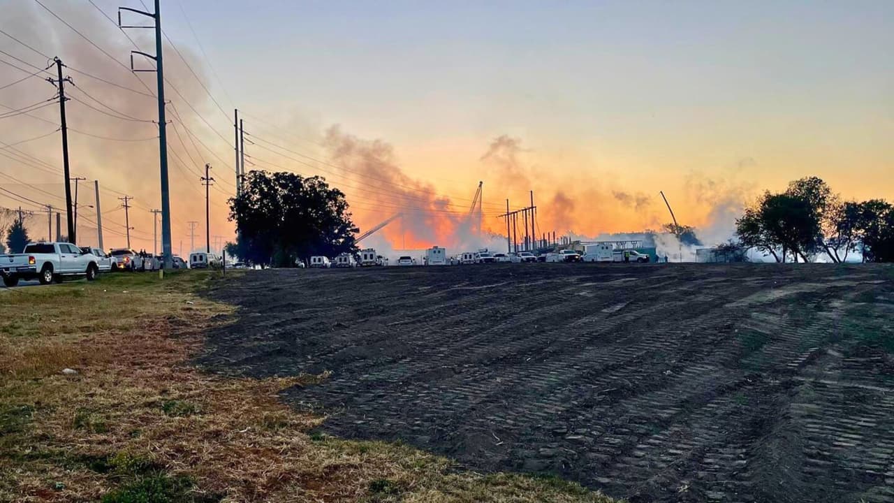 Para proteger a los bomberos, 
<b>la compañía eléctrica Oncor cortó intencionalmente la energía, afectando a más de 1,400 clientes, para proteger a las personas y bomberos.</b>. El 
<a href="https://maps.app.goo.gl/MQw3Q5CFrtBhneBF6" target="_blank">Aeropuerto Love Field</a> confirmó que sus operaciones no fueron afectadas por el incendio, pese 
<b>a la proximidad de las llamas.</b>