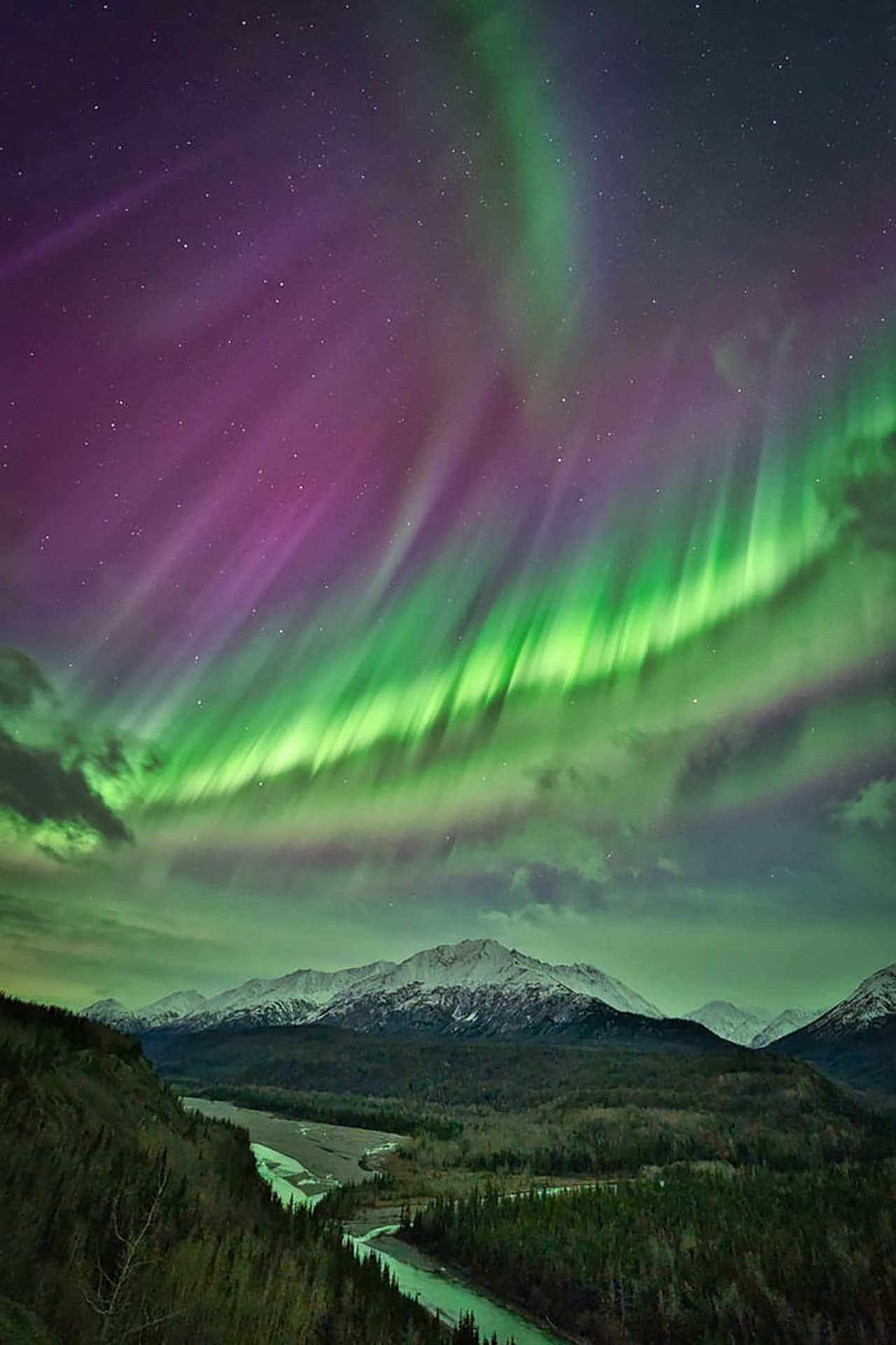 <b>‘Aurora sobre Alaska’</b>
<br>
<br>
<b>Sutton, Alaska</b>
<br>
<br>“Llegamos a las 9:30 PM al punto indicado y el cielo ya se estaba iluminando. Sabíamos que esta noche iba a ser especial pero resultó el espectáculo de mi vida”, contó el autor de esta imagen.
<br>
<br>Si se encuentra en una zona donde son visibles estos fenómenos, las indicaciones que 
<i>Capture the Atlas </i>ofrece pueden servir para que 
<a href="https://capturetheatlas.com/how-to-photograph-the-northern-lights/"><u>realice espectaculares fotografías</u></a>.