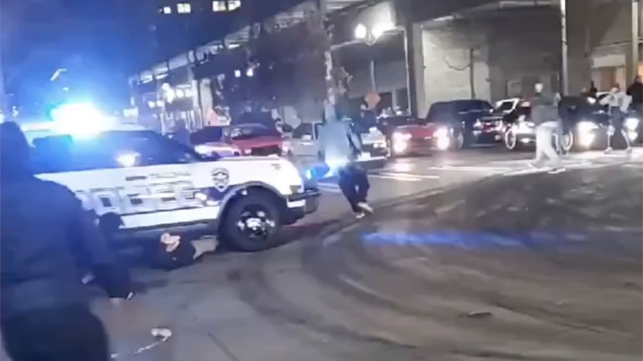 En Video: Dramático momento en que un auto policial arremete contra peatones en una carrera ilegal de autos. Al menos una persona resultó herida en Tacoma, estado de Washington, después de que un auto policial arremetiera contra un grupo de peatones que asistían a una carrera ilegal de autos.