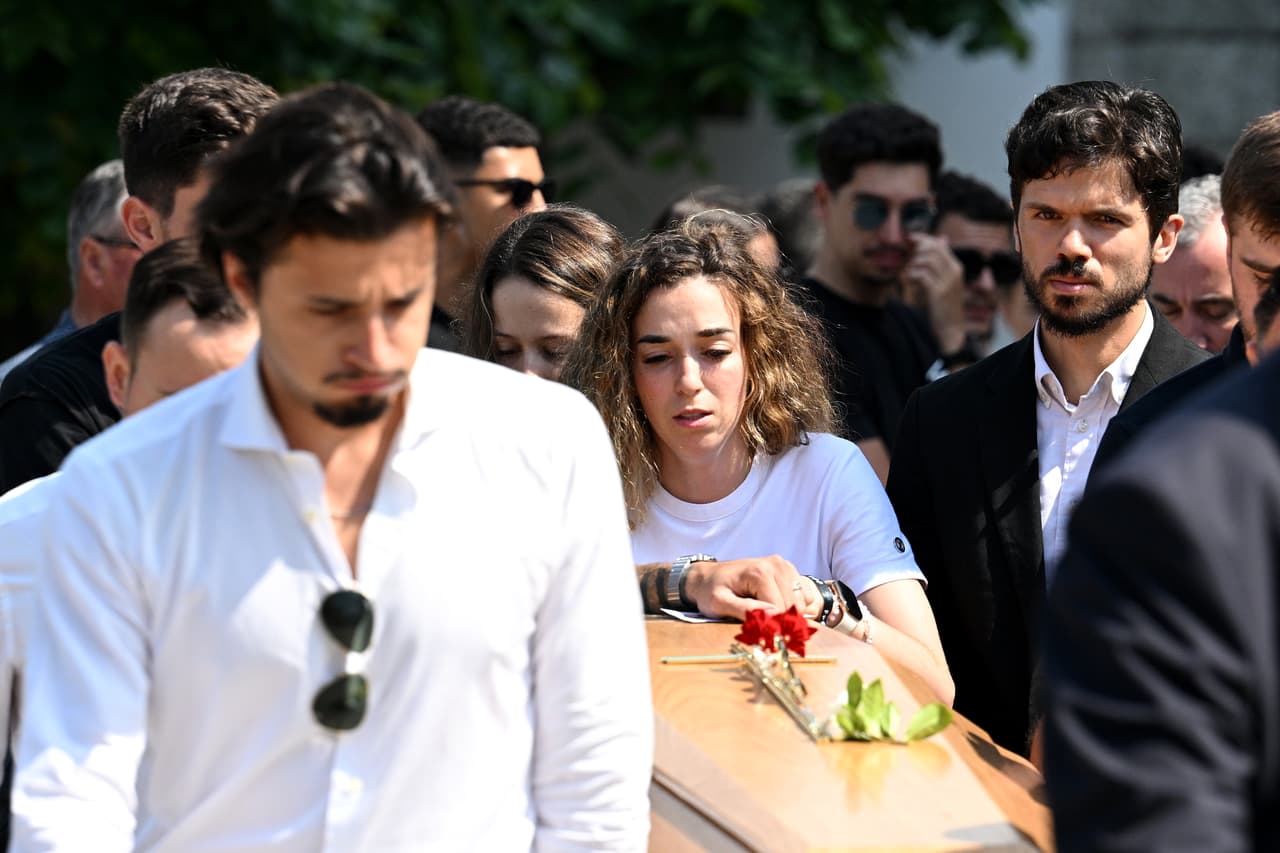 Rute Cardoso se mostró devastada al camina detrás del ataúd de su esposo Diogo Jota.